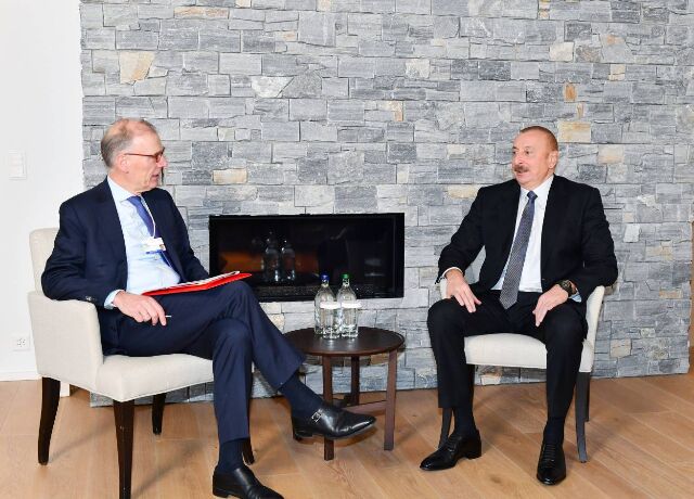 İlham Əliyev Davosda “Carlsberg Group” şirkətinin prezidenti və baş icraçı direktoru ilə görüşüb
