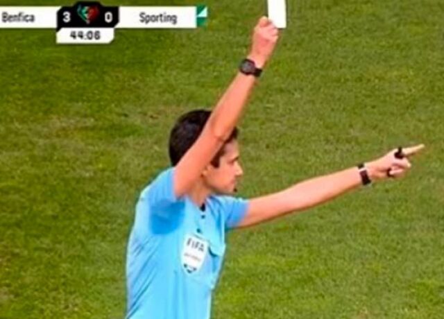 Ağ vərəqə göstərən hakimi alqışladılar