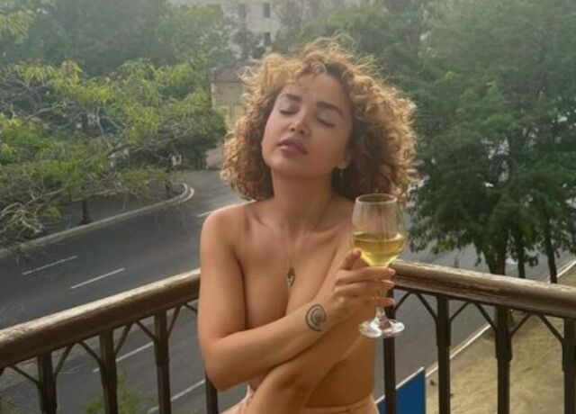 Azərbaycanlı blogerdən eyvanda alt paltarsız FOTOSESSİYA