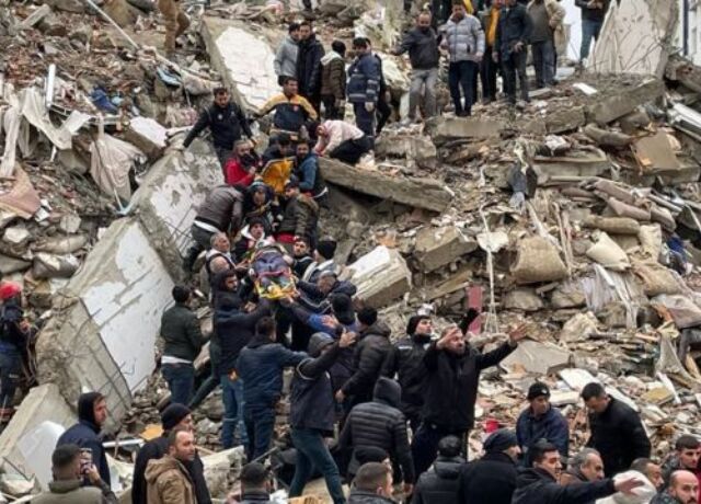 <p>Zəlzələdə həlak olanların sayı 3703-ə çatdı</p>