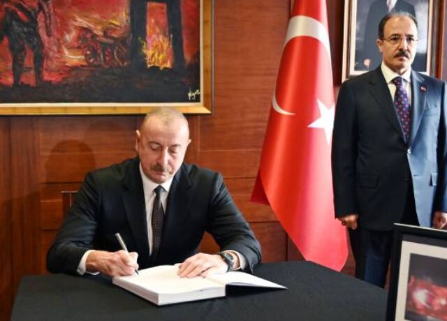 <p>İlham Əliyev Türkiyənin Azərbaycandakı səfirliyində olub, çox sayda insanın həlak olması ilə əlaqədar başsağlığı verib</p>