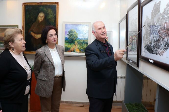<p>Yaşar Səmədovun Təbriz və Qarabağ ünvanlı əsərləri böyük diqqət cəlb edib (FOTO=12)<br />
 </p>