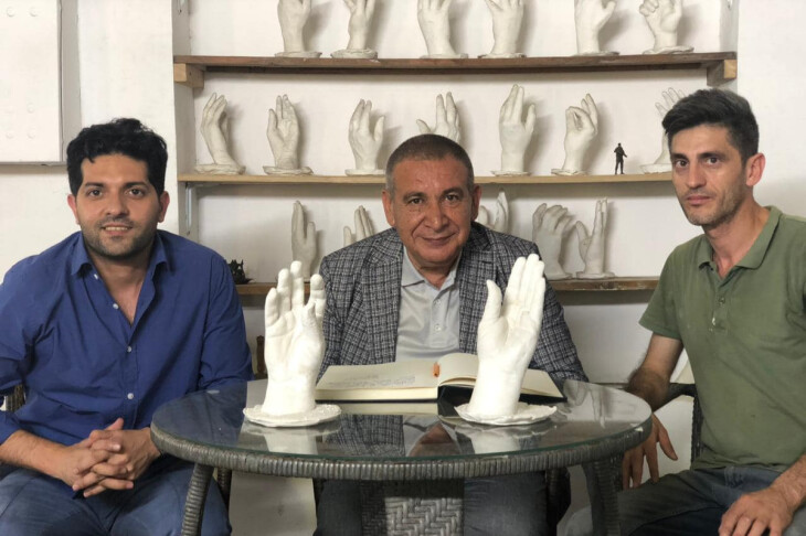 <p>RƏŞAD MƏCİD “Danışan əllər” layihəsi müəlliflərinin emalatxanasında</p>