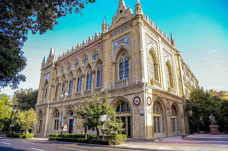<p>AMEA prezidenti arxeoloji qazıntı mövsümünün başlanması ilə bağlı müşavirə keçirib</p>