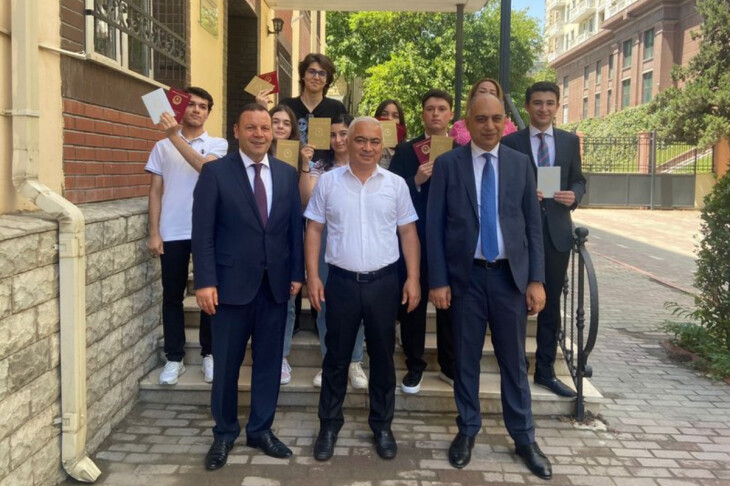 <p>BDU-nun nəzdində “Gənc istedadlar” liseyinin qızıl və gümüş medala layiq görülmüş məzunları ilə görüş</p>
