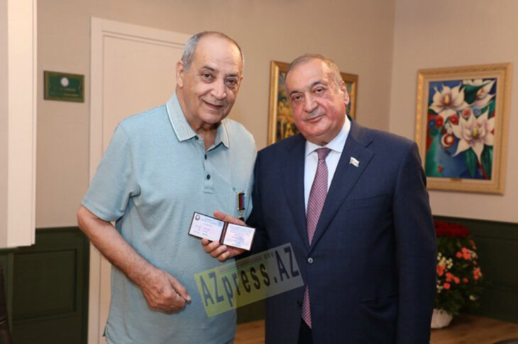 <p>Rüstəm İsmayılov: Millət vəkili Eldar Quliyev Xalq artisti Rasim Balayevi təltif edib (FOTO=18)<br />
 </p>