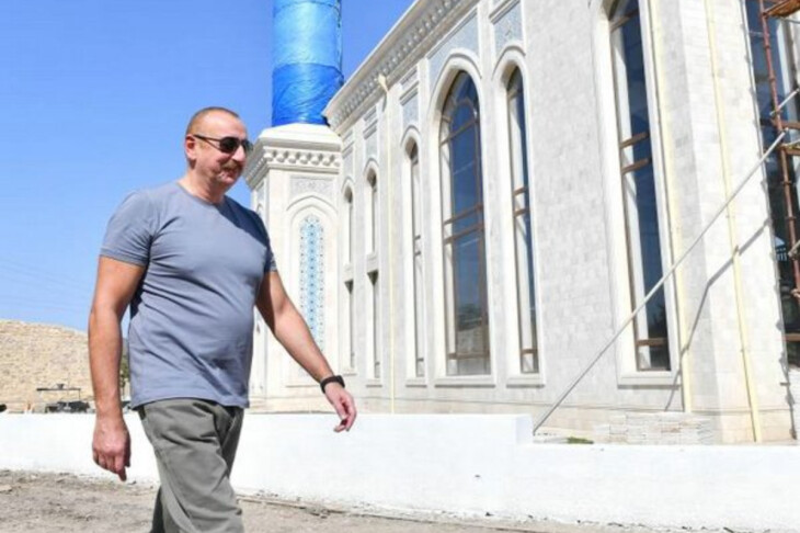 <p>Dövlət başçısı Heydər Əliyev Fondu tərəfindən inşa edilən Zəngilan şəhər məscidində görülən işlərlə tanış olub</p>