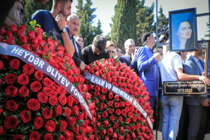 <p>İlham Əliyev və Mehriban Əliyeva Qənirə Paşayevanın dəfn mərasiminə əklil göndərdi </p>