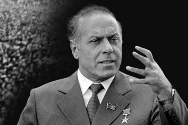 <p>“Heydər Əliyev İli”nə dəyərli töhfə Akademik Rafael Hüseynovun “İkinci olmayacaq” adlı kitabı çapdan çıxıb</p>