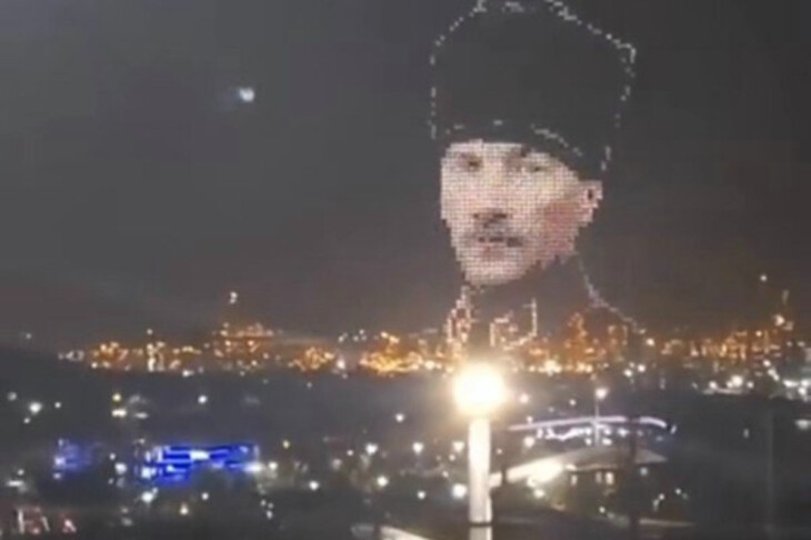 <p>Atatürk İstanbul səmasında</p>